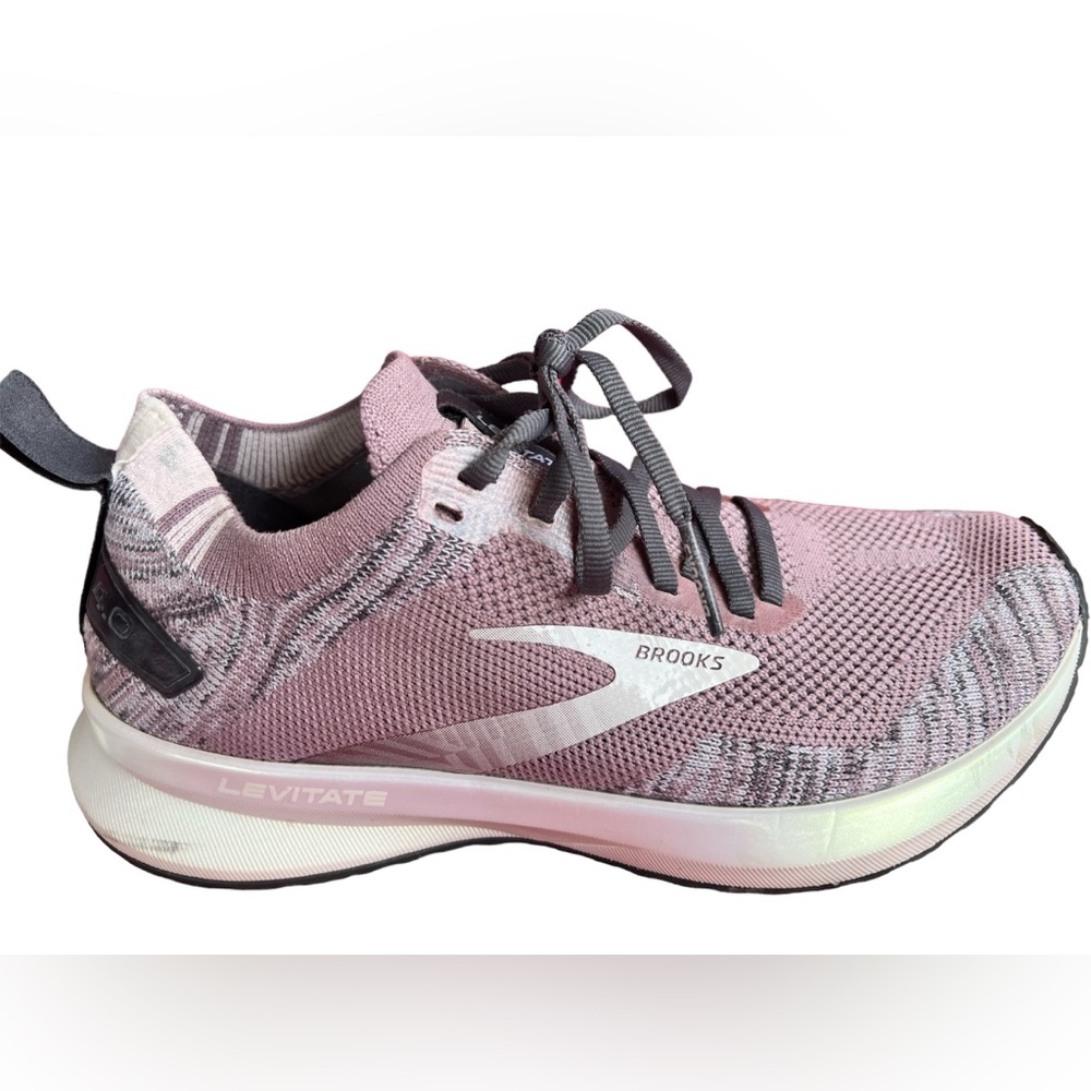 Women’s Brooks Levitate shoes slightly used
